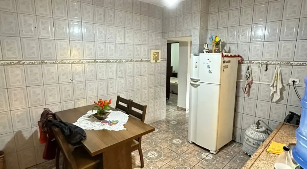 casa-aruja-cozinha-com-geladeira.jpg