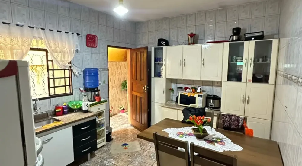 casa-venda-aruja-cozinha-com-mesa.jpg