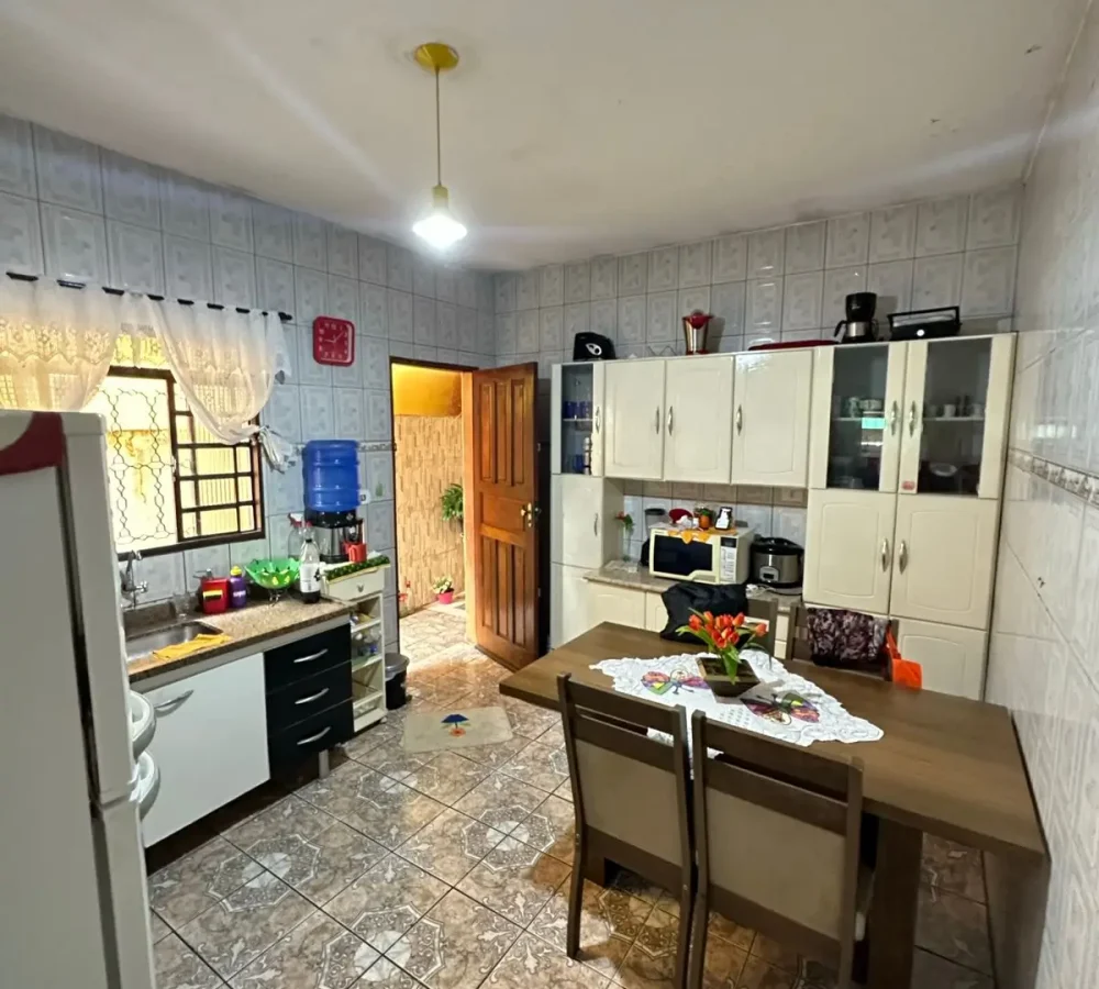 casa-venda-aruja-cozinha-com-mesa.jpg